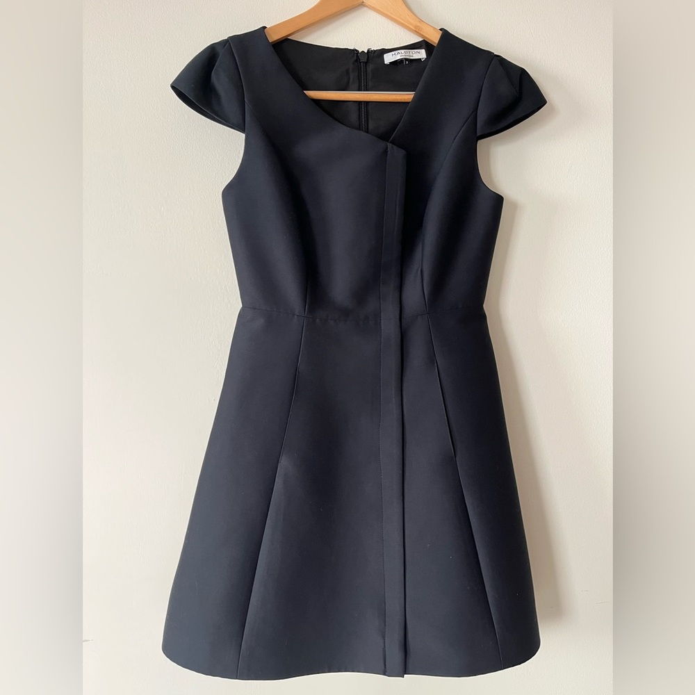 HALSTON HERITAGE Beautiful structured black cocktail. 2